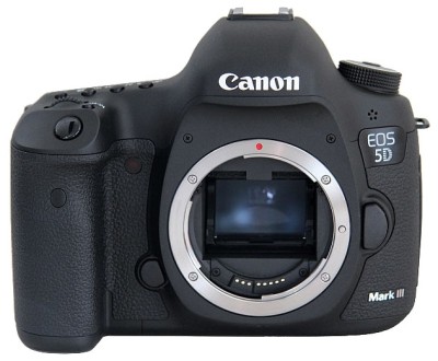 Canon 5D Mark III Pełnoklatkowa lustrzanka cyfrowa z 22-megapikselowym czujnikiem obrazu, szybkością zdjęć seryjnych 6 kl. / s oraz trybem nagrywania filmów Full-HD.